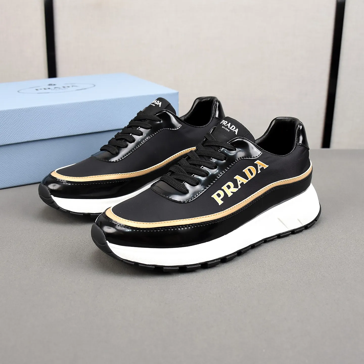 PP420👟👟👟Prada/Prada Prax men's series casual sports shoes Prax sports shoes combine style and comfort, with a unique sports design defined by exquisite materials and details. Fashionable, casual and versatile, it is decorated with an enameled triangle logo on the outside, a Prada Milano printed logo on the tongue, and a 2.5cm lightweight two-tone rubber sole for a comfortable wearing experience! Size: 38-39-40-41-42-43-44 standard leather shoe size